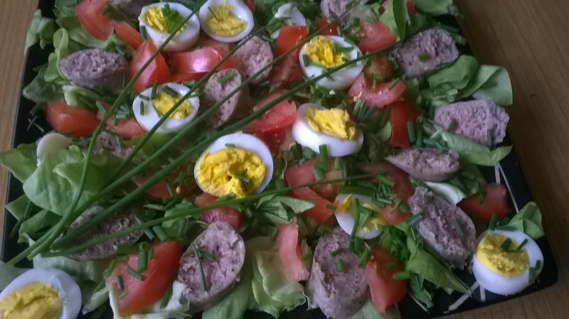 Wiosenna sałatka z białą kiełbasą Wiosenna sałatka z białą kiełbasą