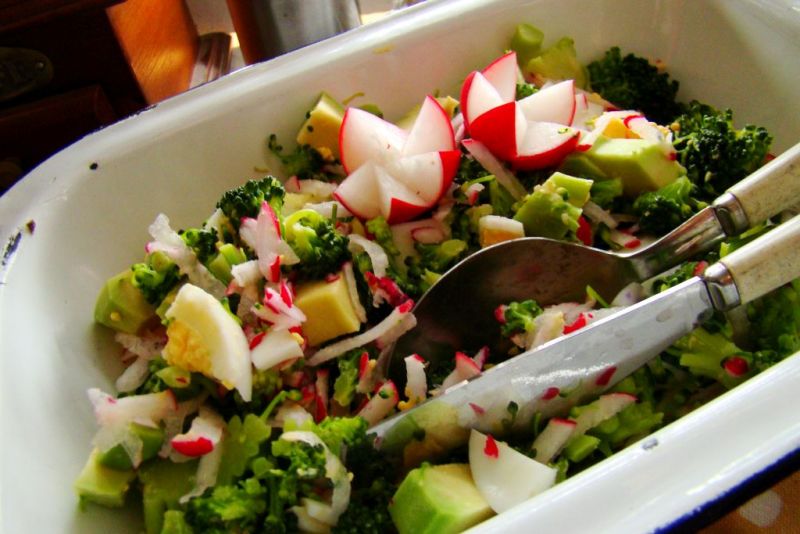 Wiosenna sałatka z brokuła,jajka i awokado