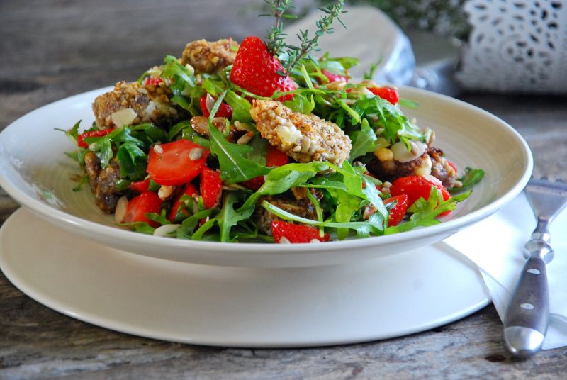 Wiosenna sałatka z camembertem i truskawkami