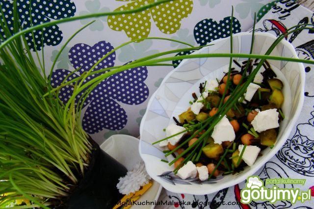 Wiosenna sałatka z cieciorką i ryżem dzi