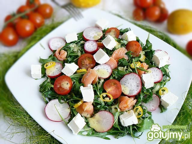 Wiosenna sałatka z fetą i łososiem