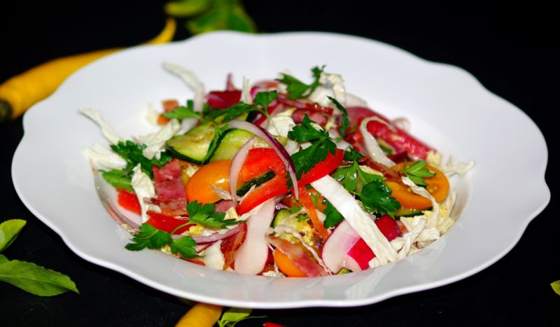 Wiosenna sałatka z grillowanym boczkiem Wiosenna sałatka z grillowanym boczkiem