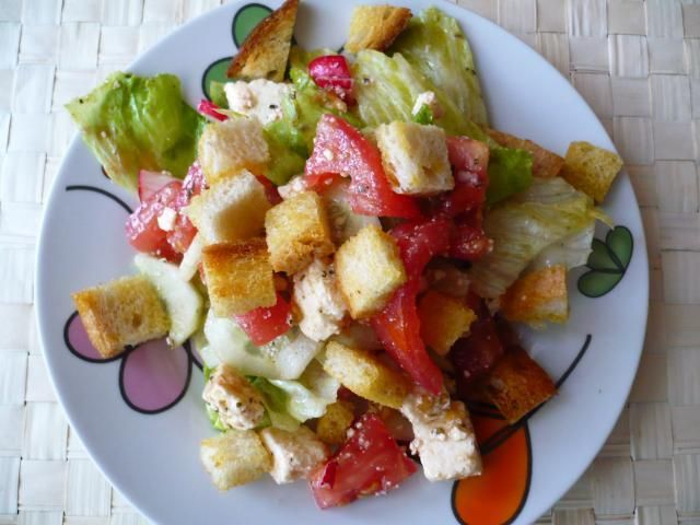 Wiosenna sałatka z grzankami