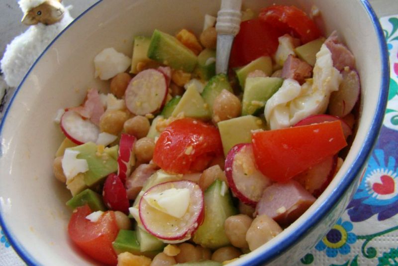 Wiosenna sałatka z jajkiem , cieciorką i rzodkiewk