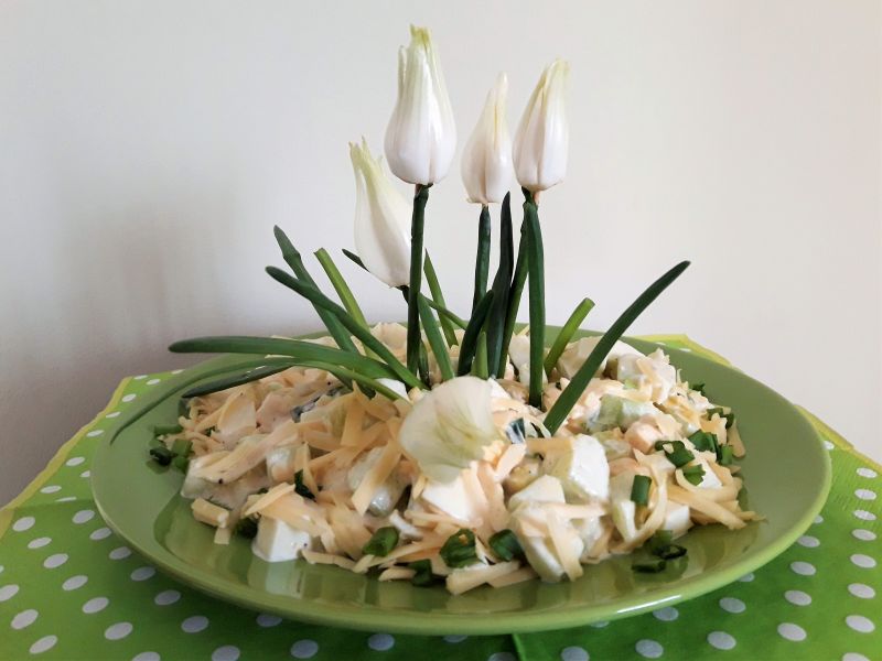Wiosenna sałatka z jajkiem i zielonym ogórkiem