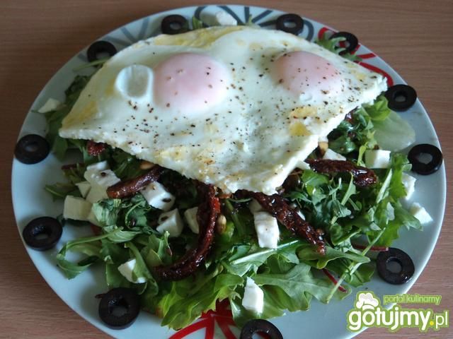 Wiosenna sałatka z jajkiem sadzonym
