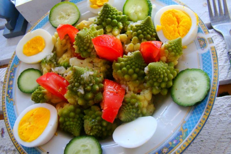 Wiosenna sałatka z kalafiorem romanesco