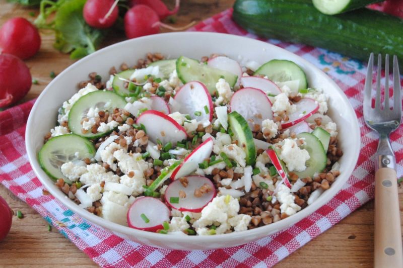 Wiosenna sałatka z kaszą gryczaną Wiosenna sałatka z kaszą gryczaną