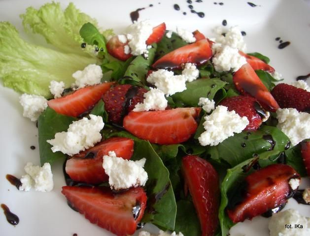 Wiosenna sałatka z kozim twarogiem Wiosenna sałatka z kozim twarogiem
