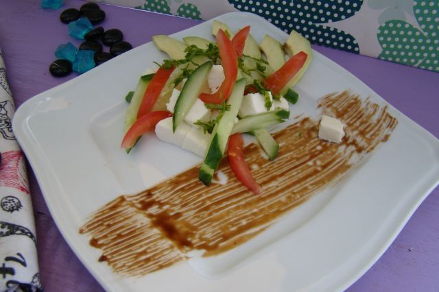 Wiosenna sałatka z miętą i awokado  Wiosenna sałatka z miętą i awokado