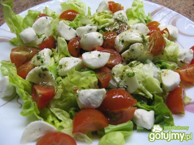 Wiosenna sałatka z mozzarellą 
