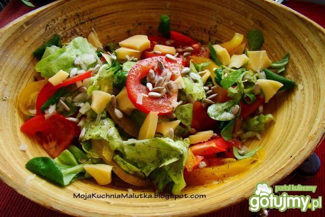 Wiosenna sałatka z słonecznikiem i serem Wiosenna sałatka z słonecznikiem i serem