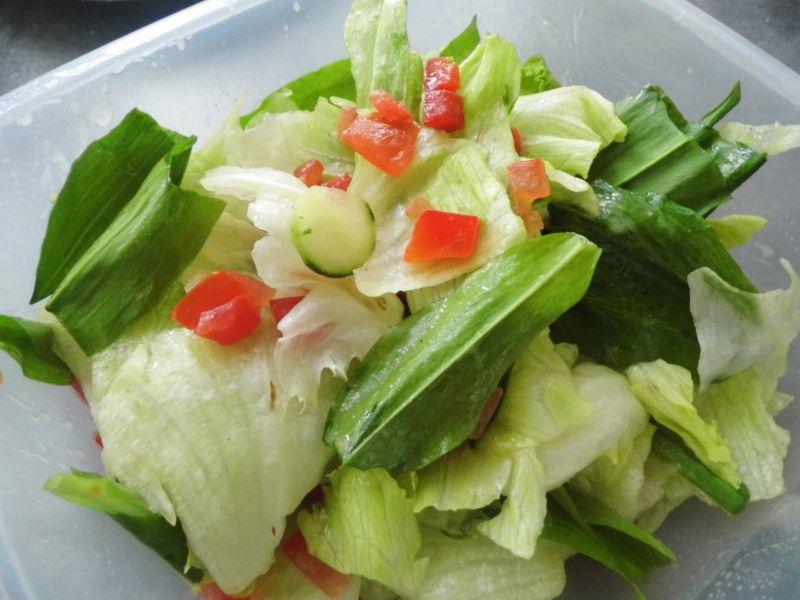 Wiosenna sałatka z sosem 