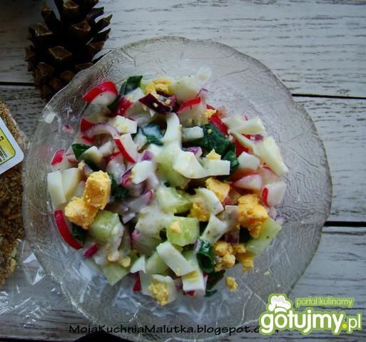Wiosenna sałatka z sosem tzatziki