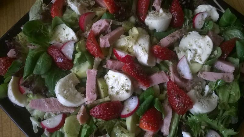 Wiosenna sałatka z truskawką, szynką i mozzarellą.
