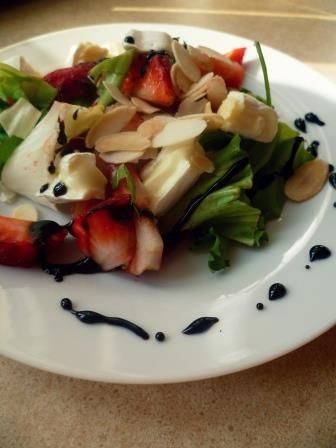 Wiosenna sałatka z truskawkami i serem camembert  Wiosenna sałatka z truskawkami i serem camembert