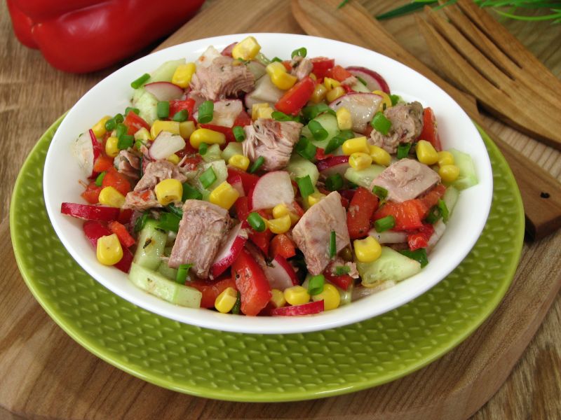 Wiosenna sałatka z tuńczykiem