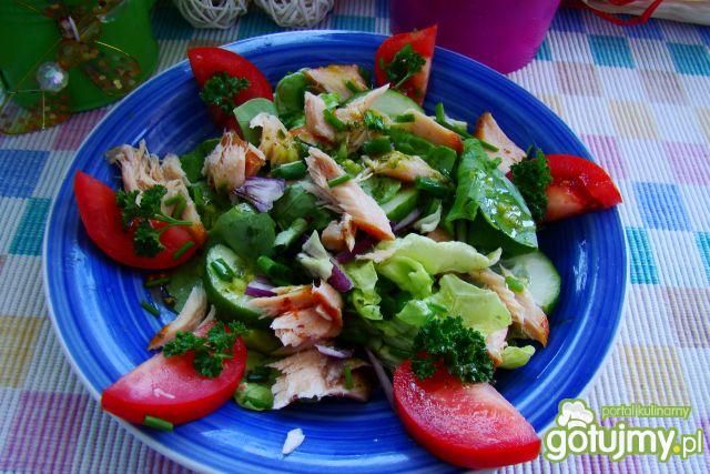 Wiosenna sałatka z wędzonym łososiem 