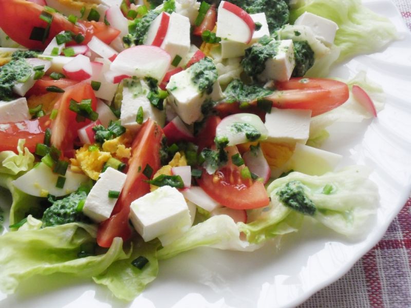 Wiosenna sałatka z zielonym sosem 