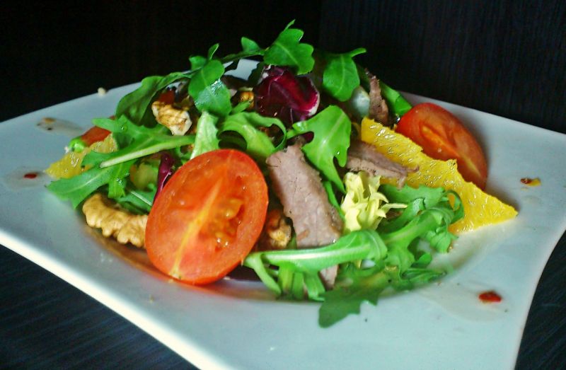 Wiosenna sałatka ze stekiem wołowym