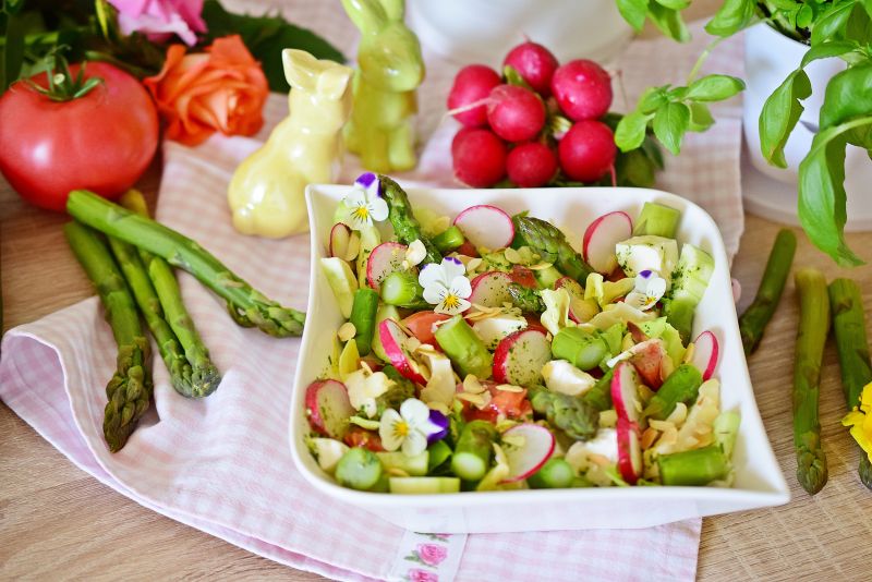 Wiosenna sałatka ze szparagami i sosem winegret