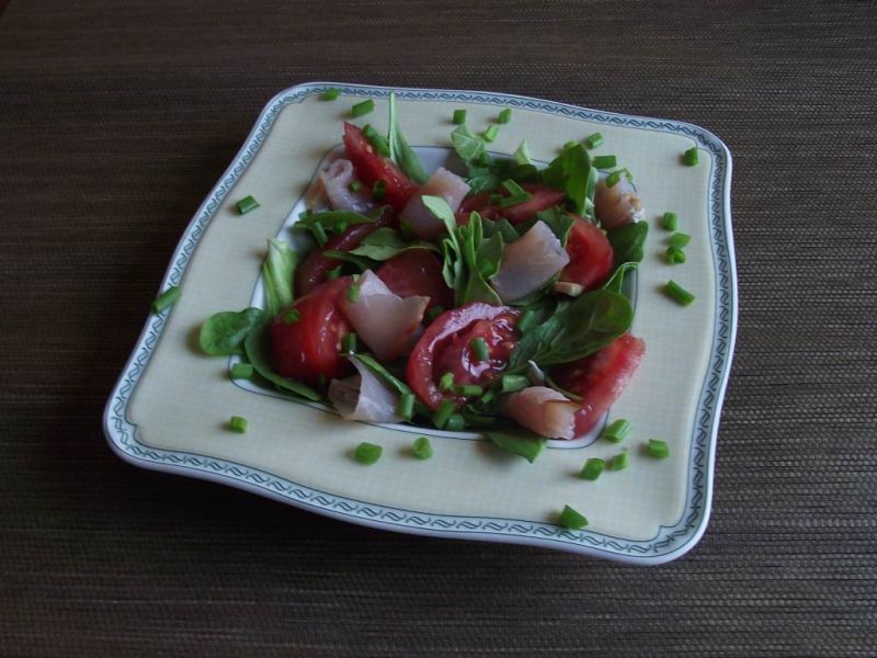 Wiosenna sałatka ze szpinakiem i polędwicą  