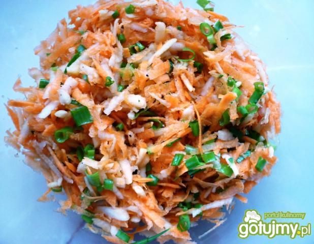 Wiosenna surówka z dymki i marchewki