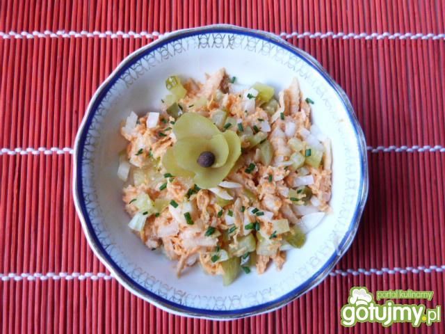 Wiosenna surówka z młodej kalarepki 