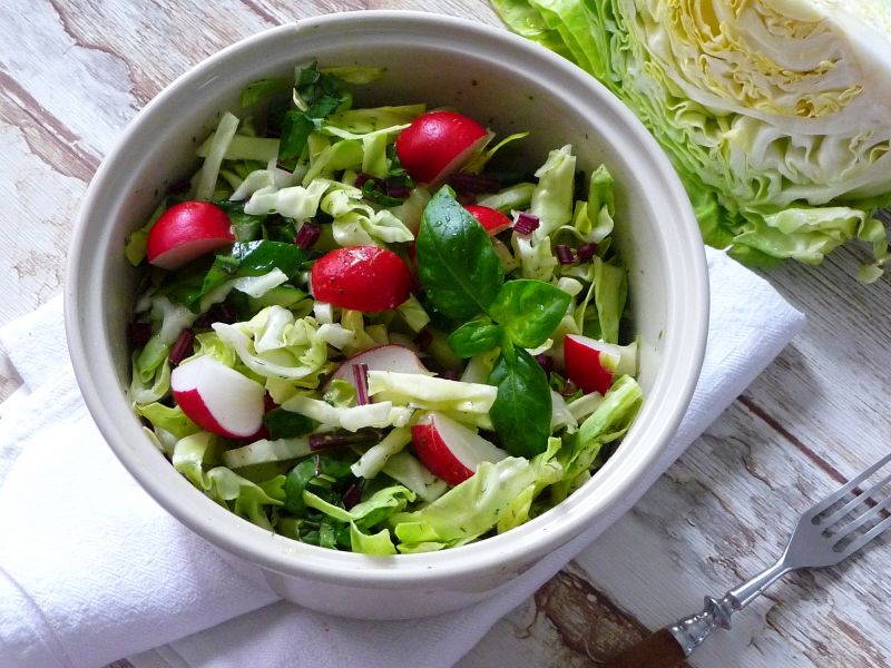 Wiosenna surówka z młodej kapusty i rzodkiewki