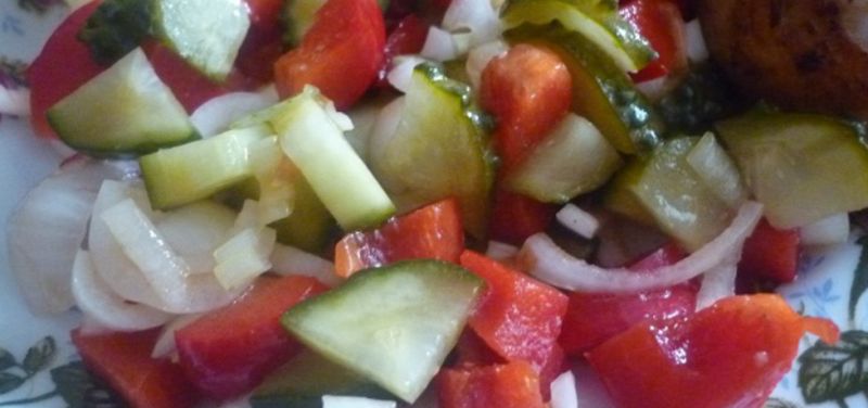 Wiosenna surówka z ogórkiem małosolnym i papryką Wiosenna surówka z ogórkiem małosolnym i papryką