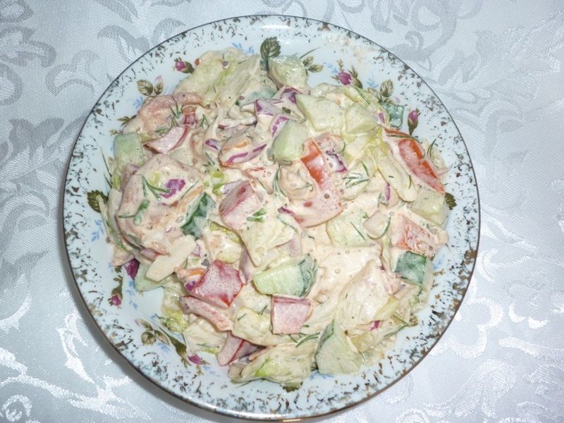 Wiosenna surówka z sałatą lodową i koprem  Wiosenna surówka z sałatą lodową i koprem