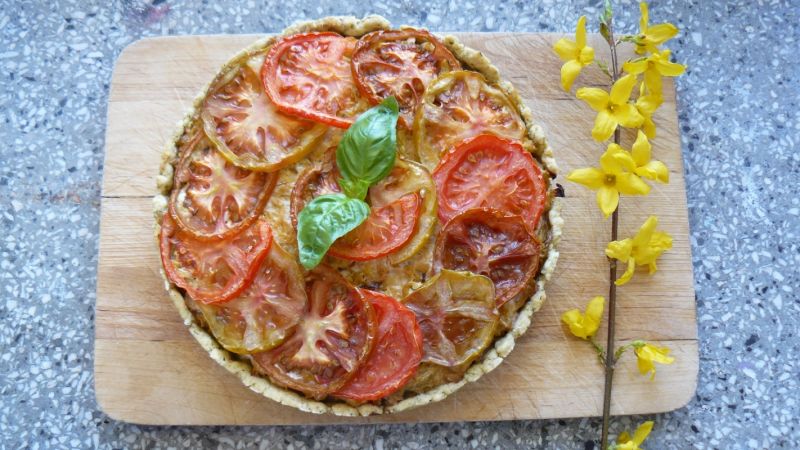 Wiosenna tarta na rukolowym spodzie Wiosenna tarta na rukolowym spodzie