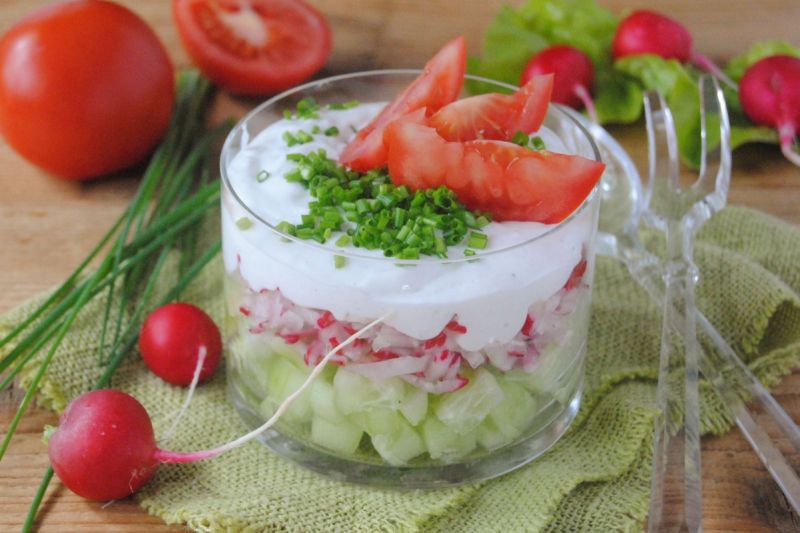 Wiosenna-warstwowa sałatka Wiosenna-warstwowa sałatka