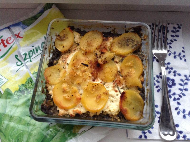 Wiosenna zapiekanka z dużą ilością szpinaku Wiosenna zapiekanka z dużą ilością szpinaku