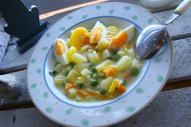 Wiosenna zupa z jajkiem