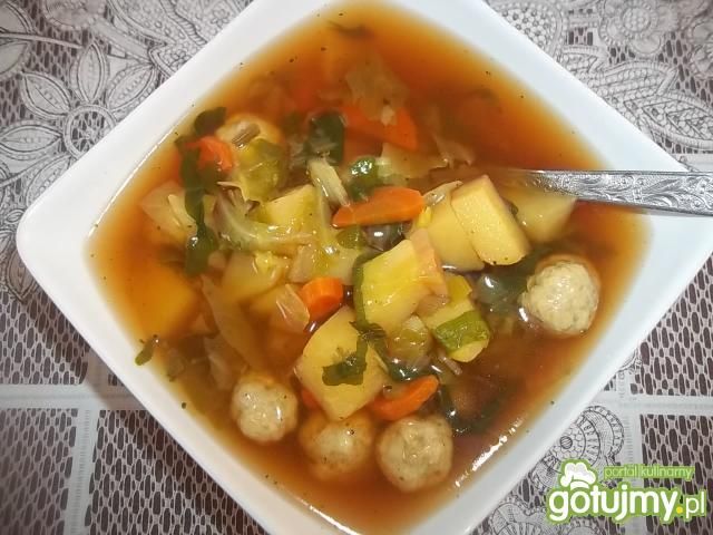 Wiosenna zupa z mięsnymi kuleczkami