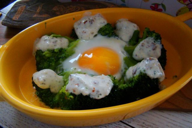 Wiosenne brokuły z ziołowym sosem 