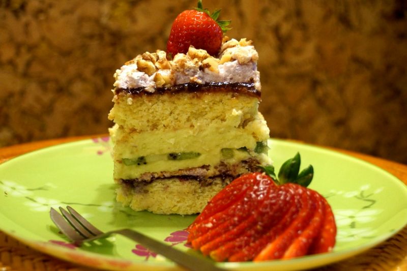 Wiosenne ciasto z kremem kiwi i truskawkową bezą 