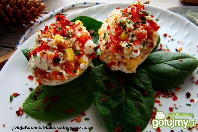 Wiosenne jajka  na liściach szpinaku  Wiosenne jajka  na liściach szpinaku