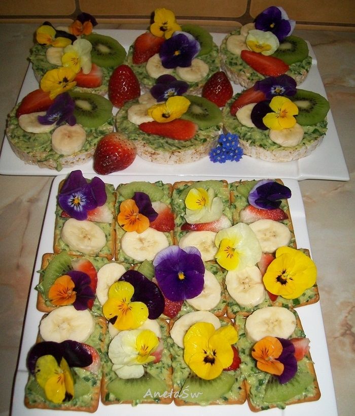 Wiosenne kanapeczki owocowo-kwiatowe Wiosenne kanapeczki owocowo-kwiatowe