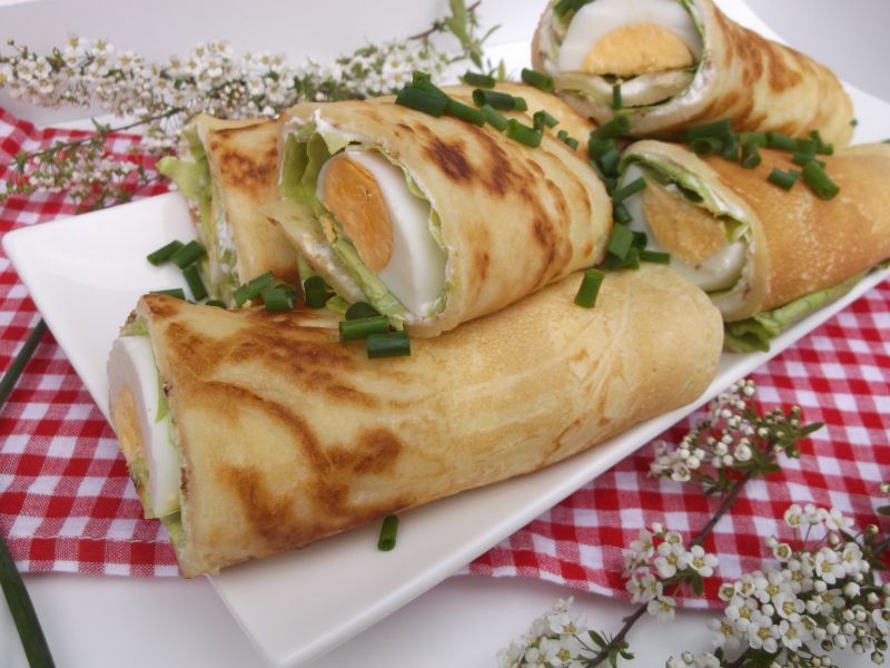 Wiosenne naleśniki z sałatą, twarożkiem i jajkiem Wiosenne naleśniki z sałatą, twarożkiem i jajkiem