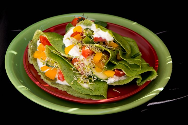 Wiosenne naleśniki z serkiem i warzywami