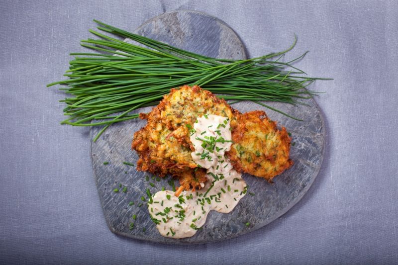 Wiosenne placki ziemniaczane z sosem serowym