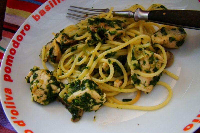 Wiosenne spaghetti z pieczarkami i kurczakiem 