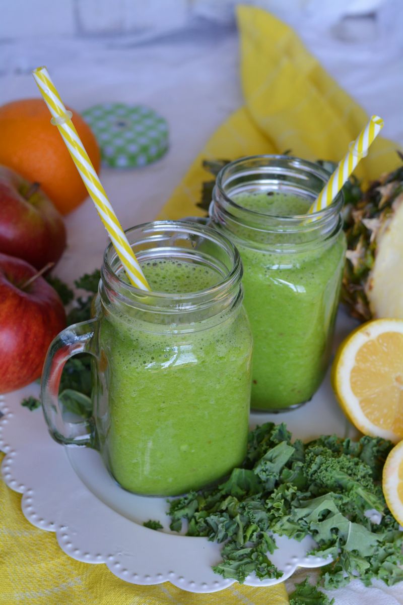 Wiosenny koktajl z jarmużem i owocami