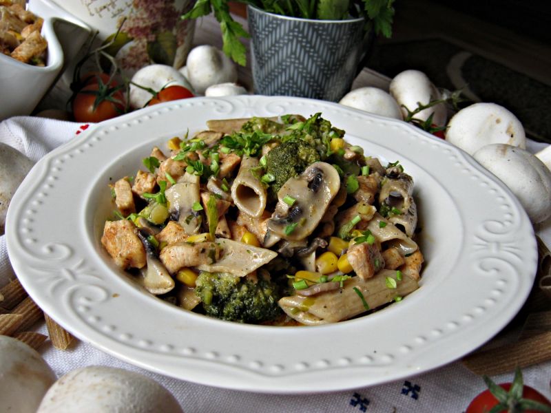 Wiosenny kurczak z razowym penne