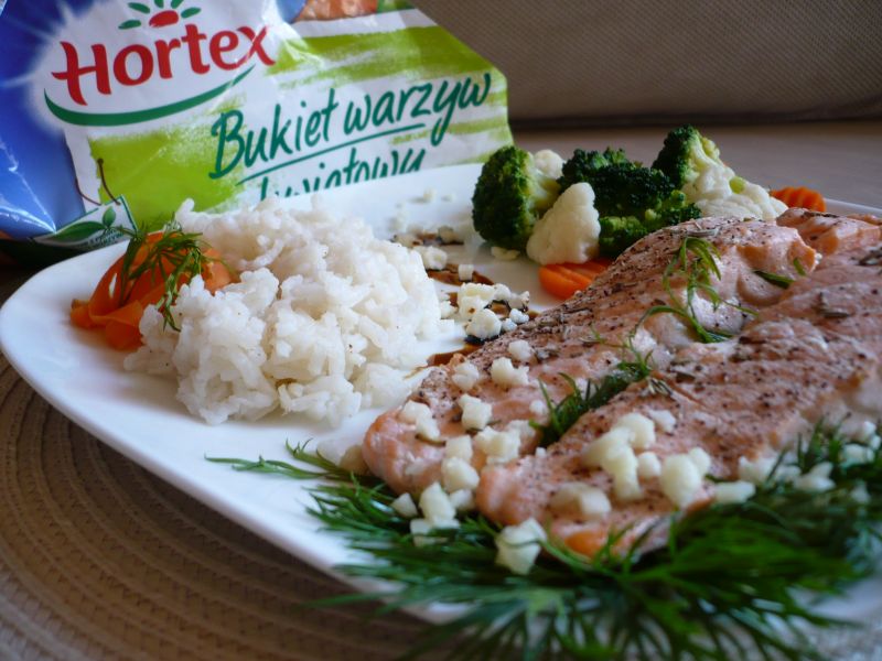 Wiosenny łosoś w bukiecie warzyw z mozzarellą Wiosenny łosoś w bukiecie warzyw z mozzarellą