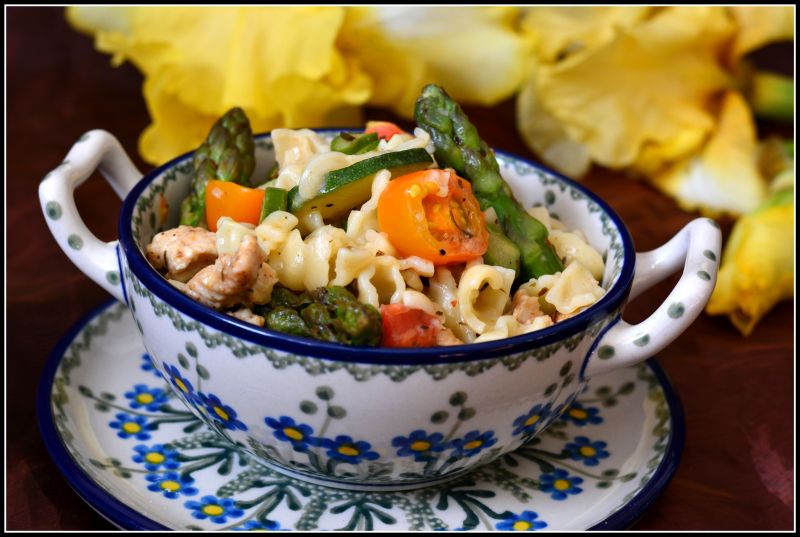 Wiosenny makaron z indykiem i szparagami