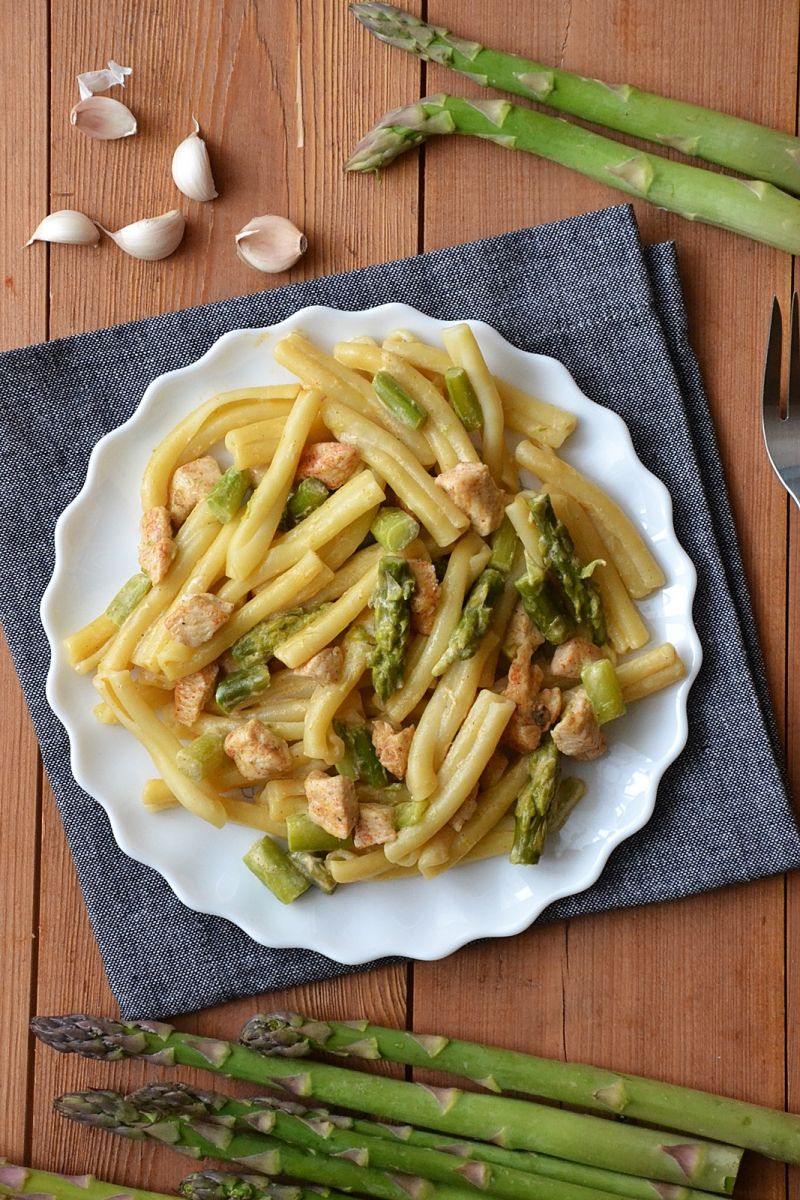 Wiosenny makaron ze szparagami i kurczakiem Wiosenny makaron ze szparagami i kurczakiem