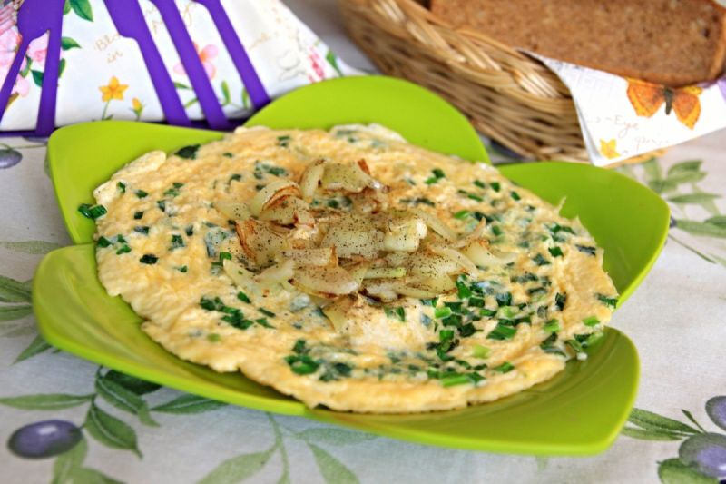 Wiosenny omlet z cebulą dymką Wiosenny omlet z cebulą dymką
